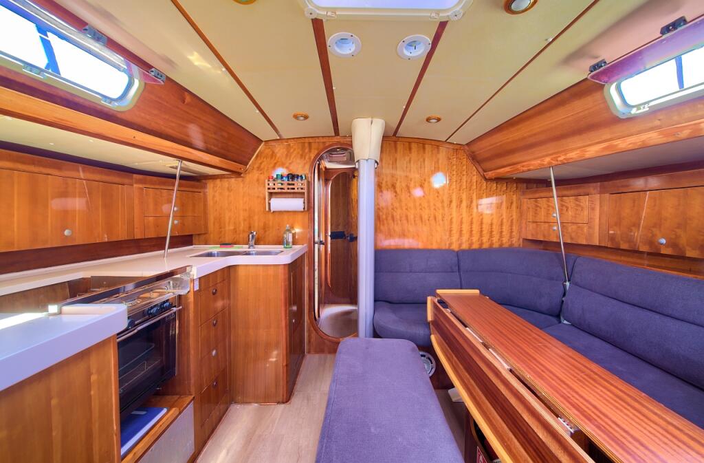 Sailing yacht 