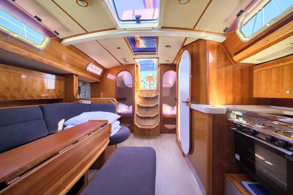 Sailing yacht 