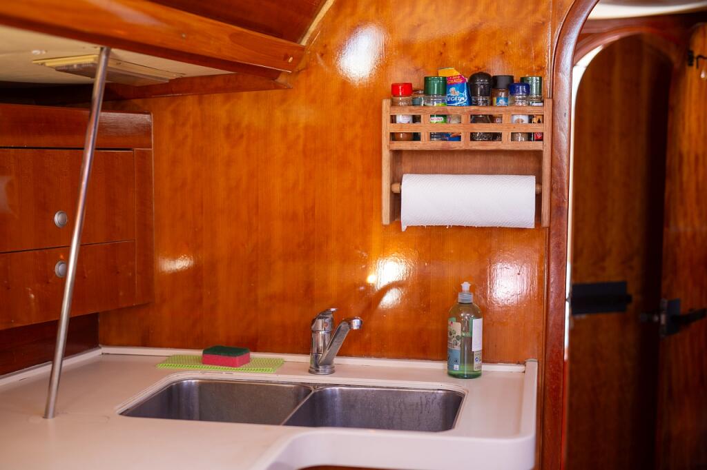 Sailing yacht 