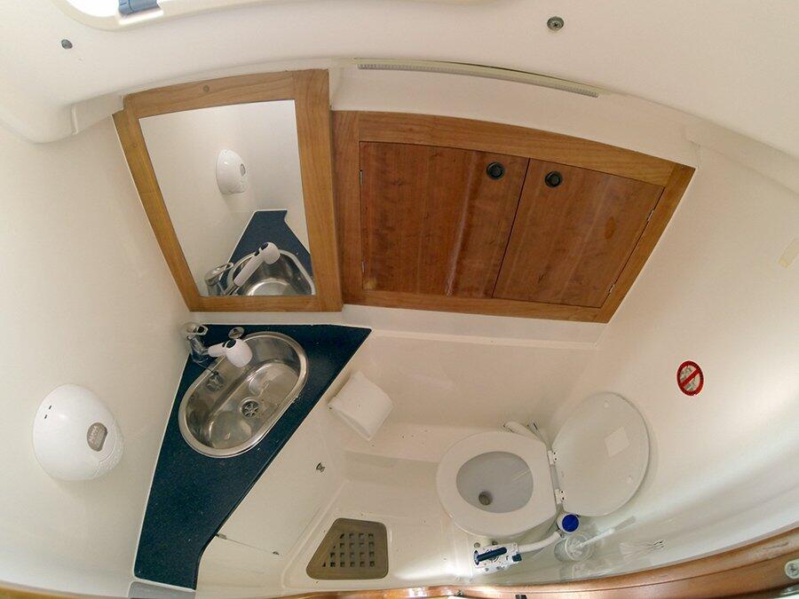 Sailing yacht 