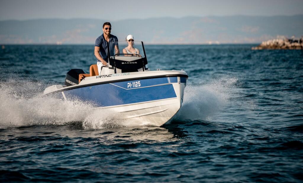 Motor boat 