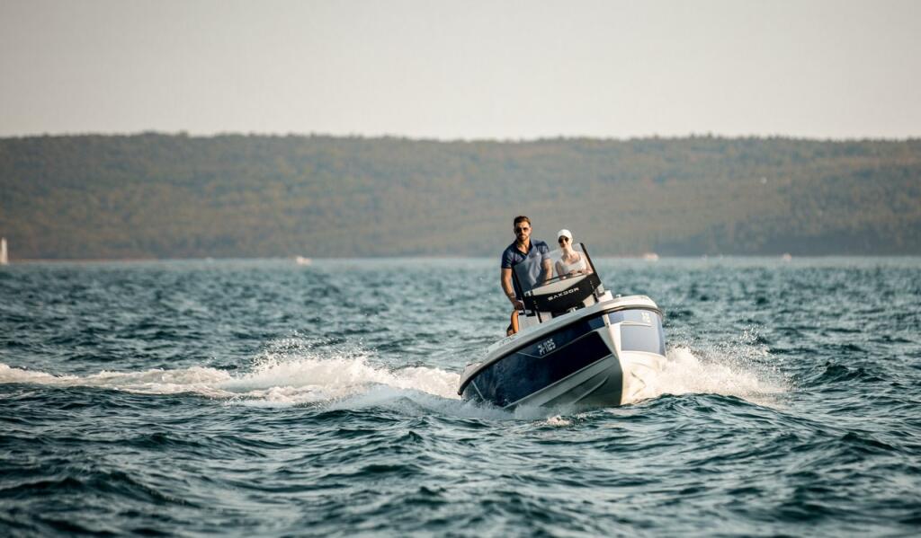 Motor boat 
