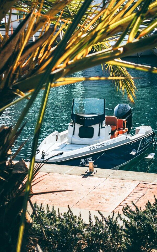 Motor boat 