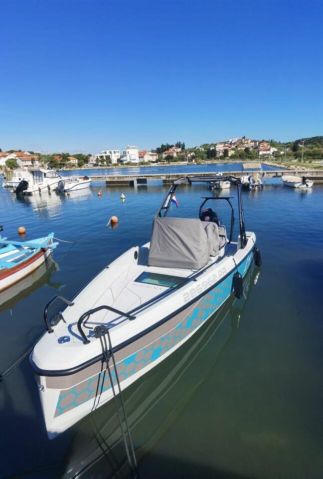Motor boat 