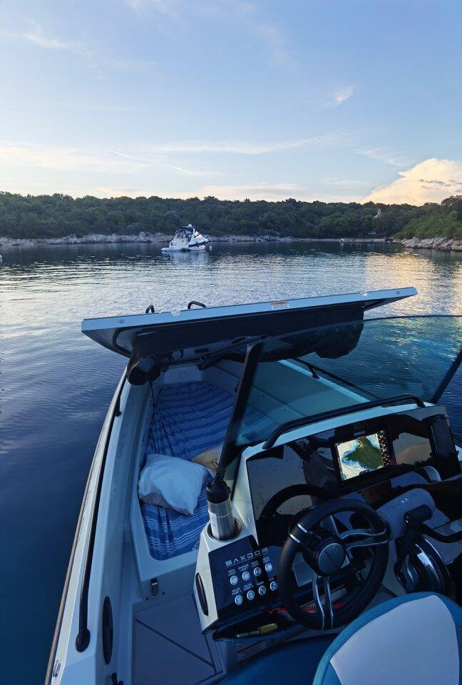 Motor boat 