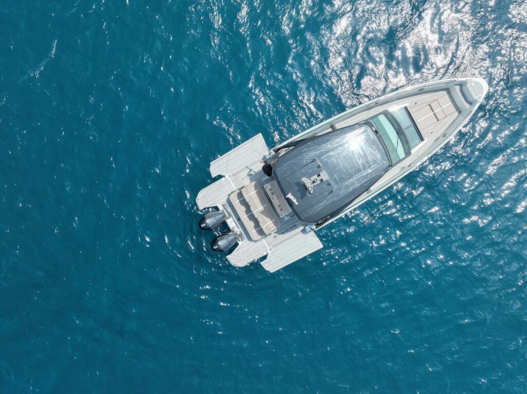 Motor boat 