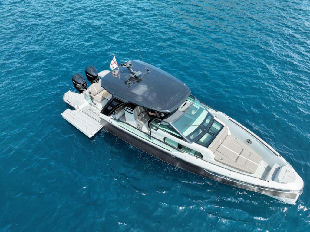Motor boat 