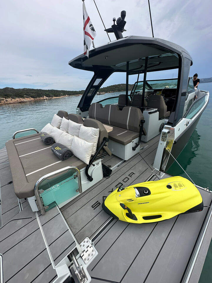Motor boat 