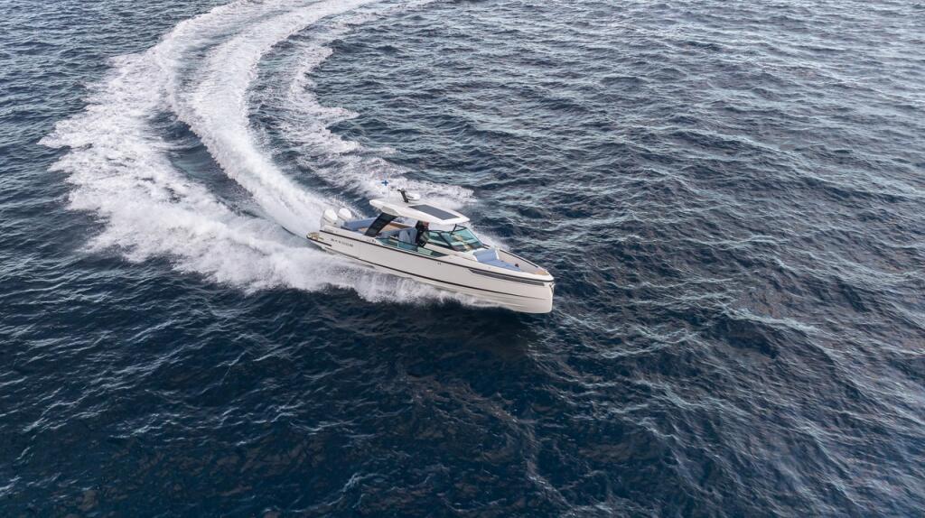 Motor boat 