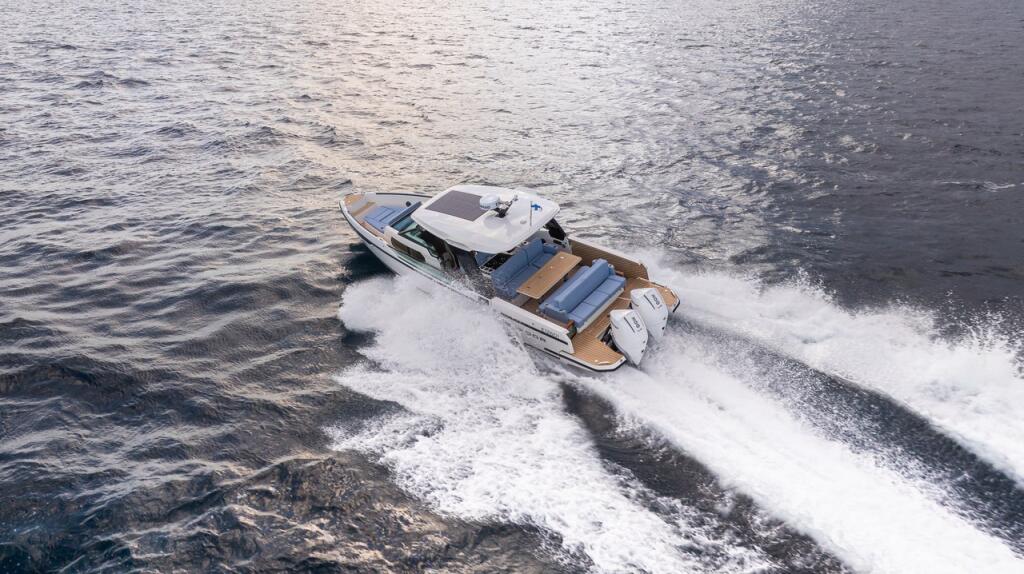 Motor boat 