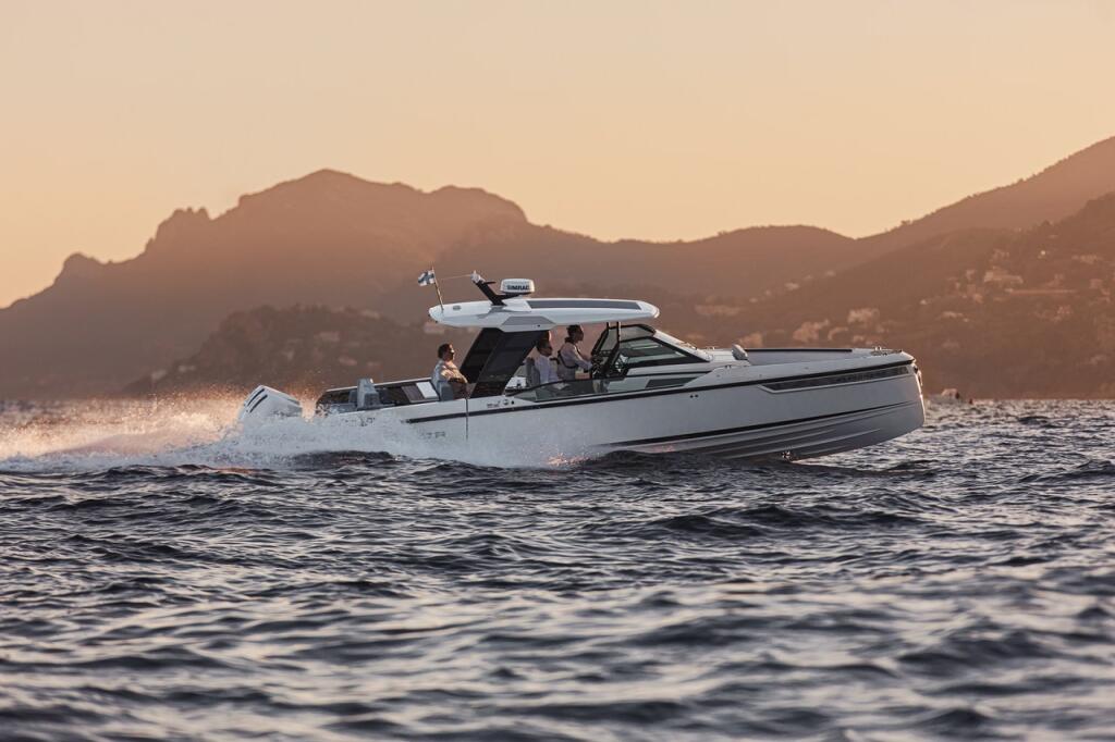 Motor boat 