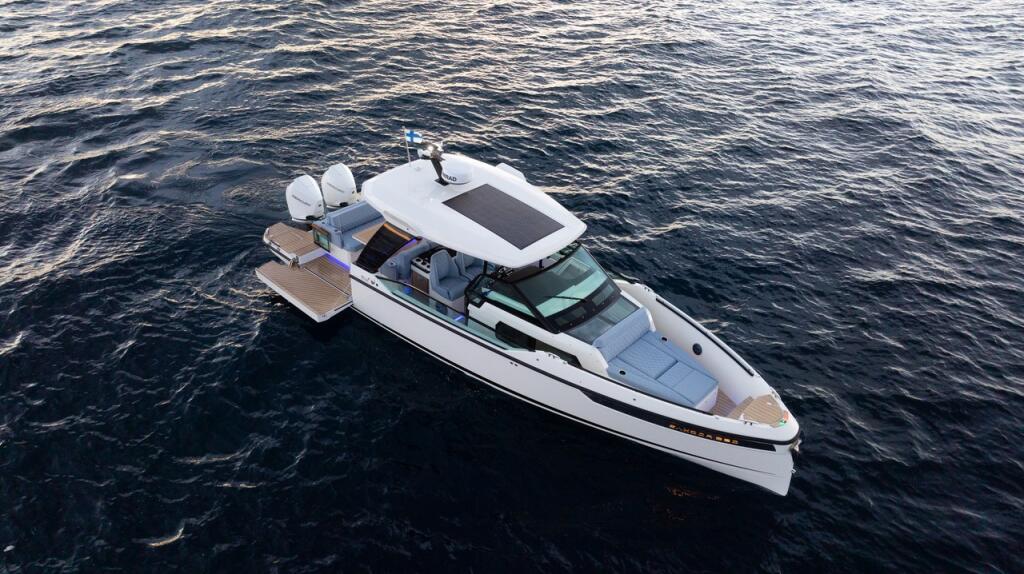 Motor boat 