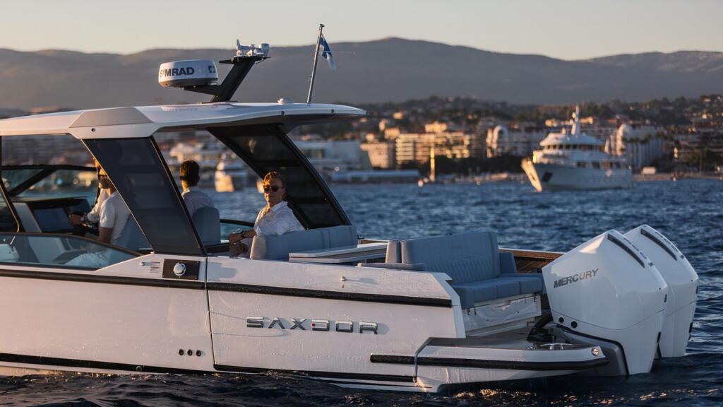 Motor boat 