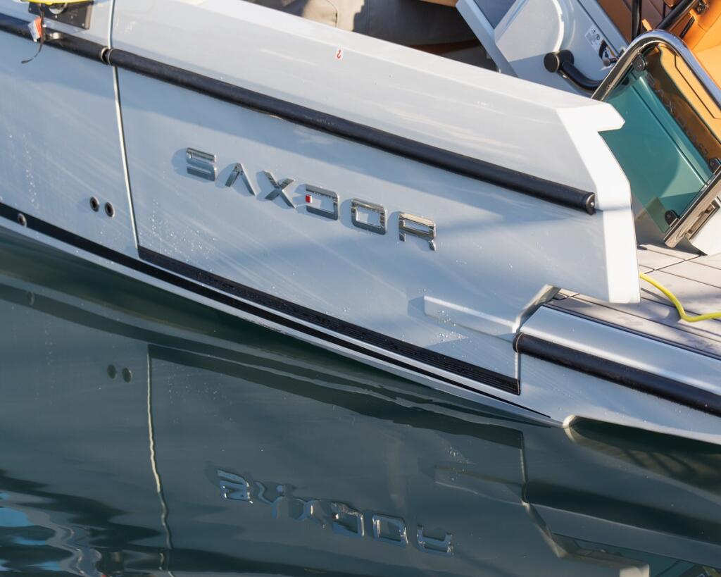Motor boat 