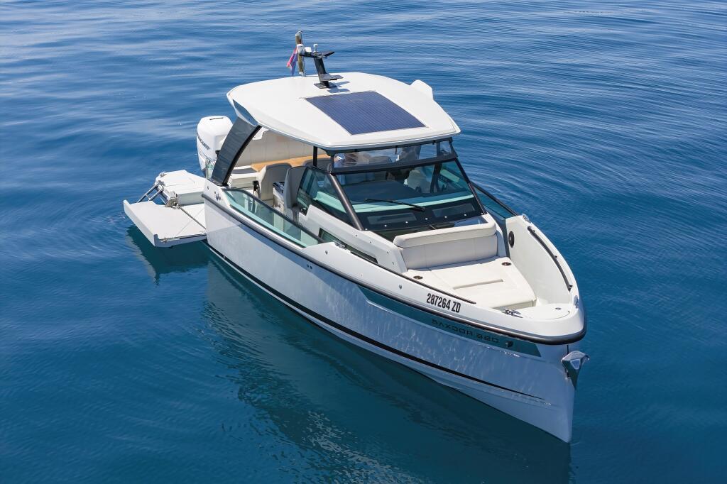Motor boat 