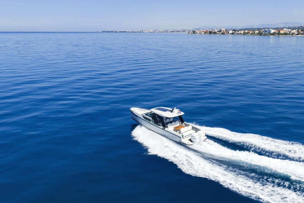 Motor boat 