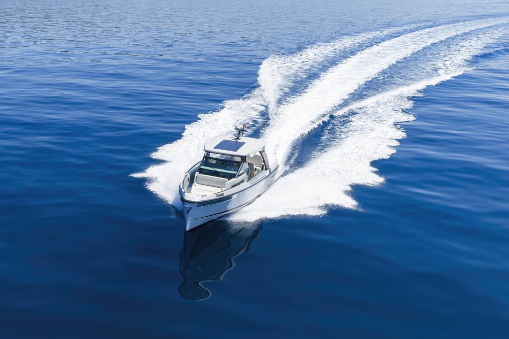 Motor boat 