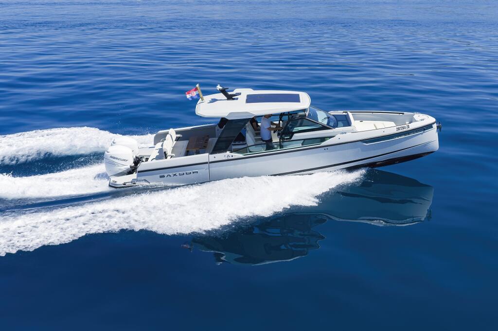 Motor boat 