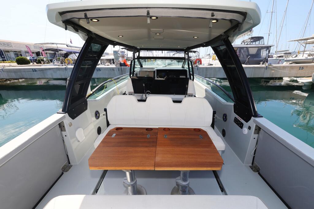 Motor boat 