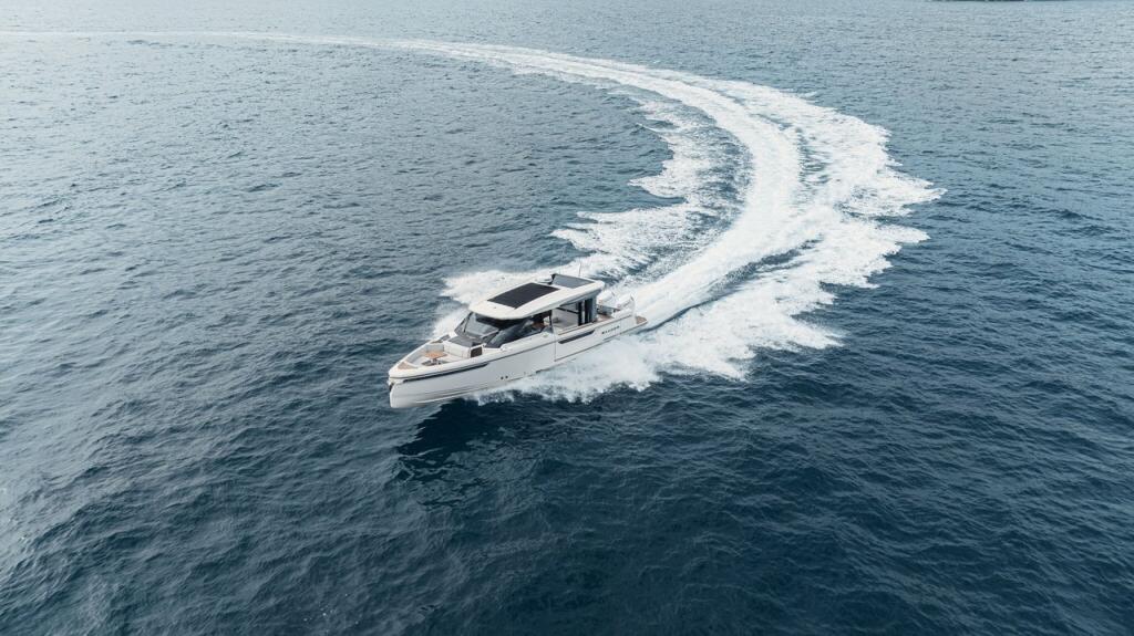 Motor boat 