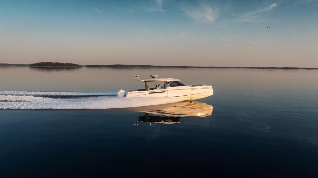 Motor boat 