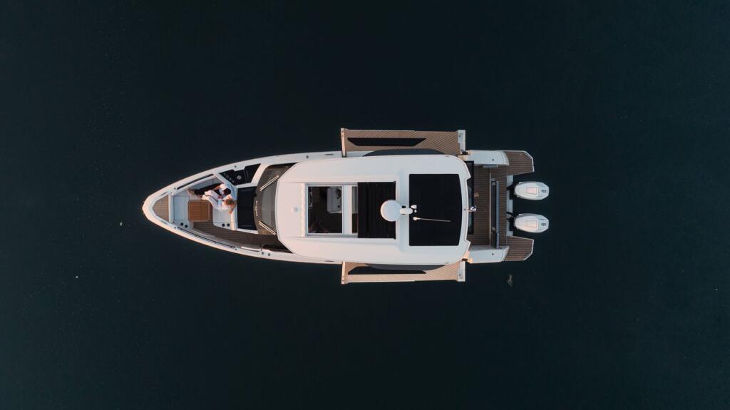 Motor boat 