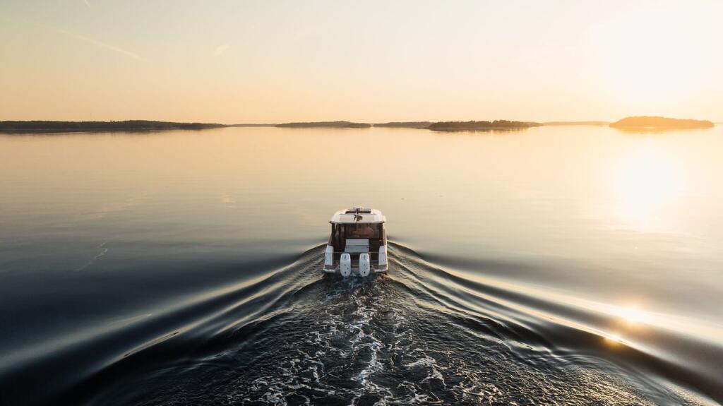 Motor boat 