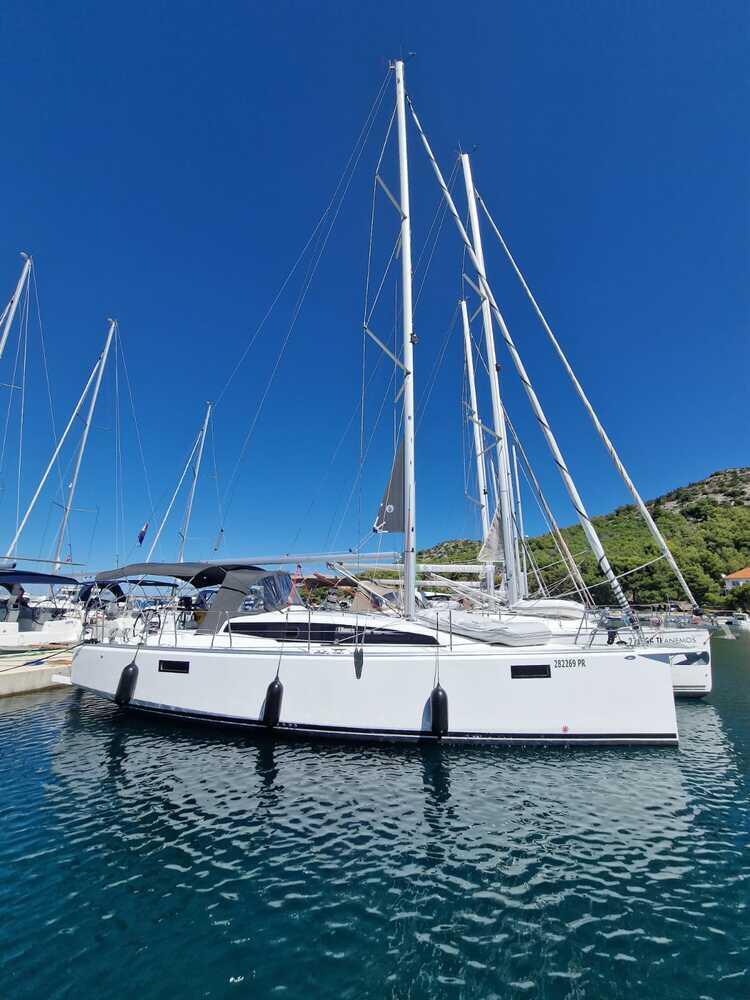Sailing yacht 