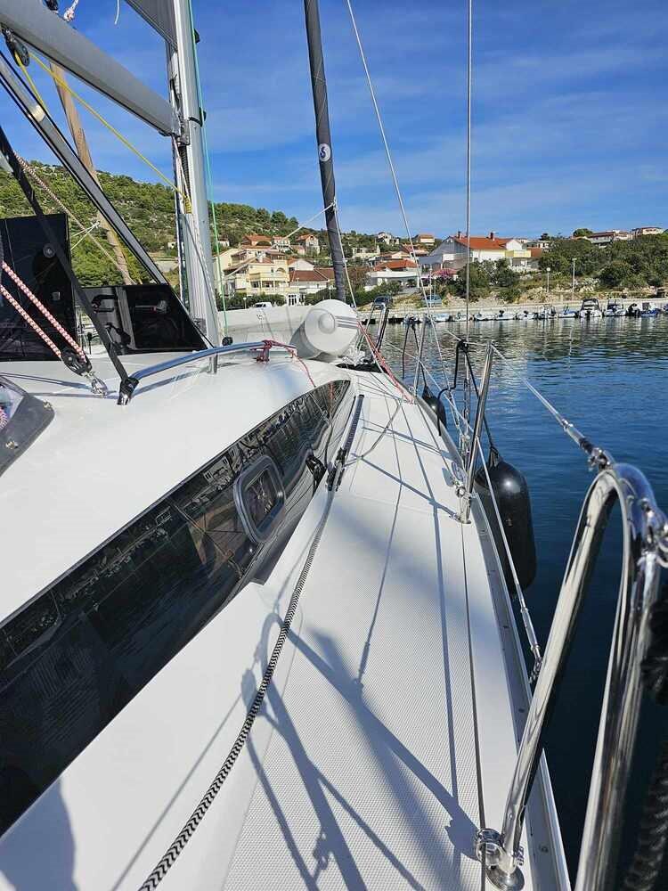 Sailing yacht 