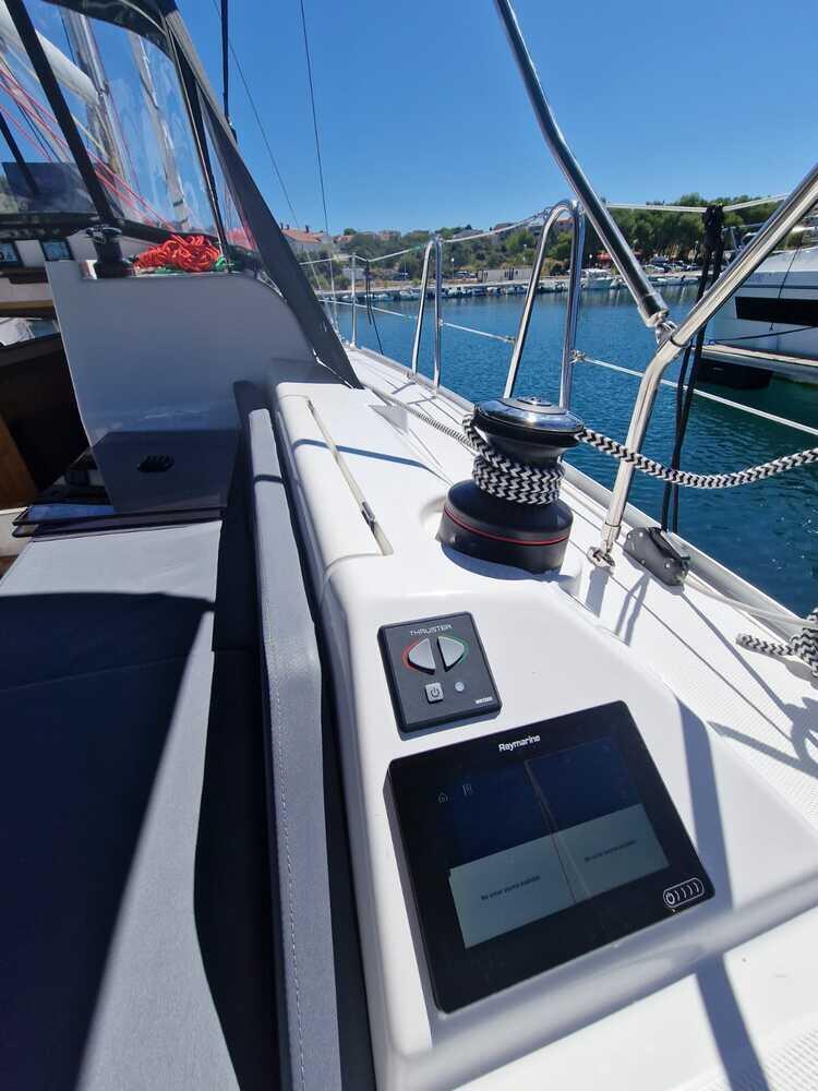 Sailing yacht 