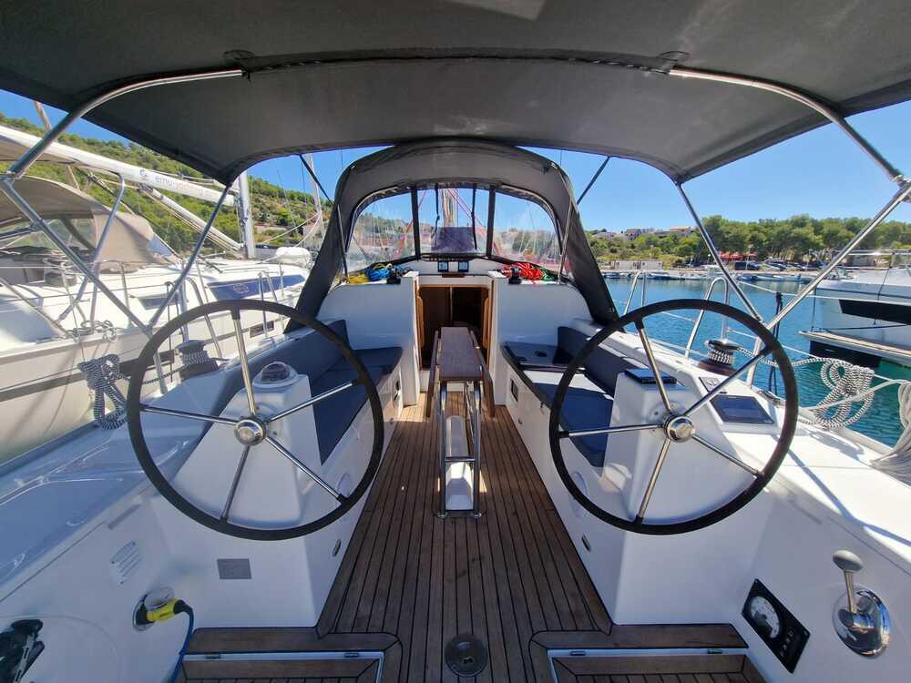 Sailing yacht 