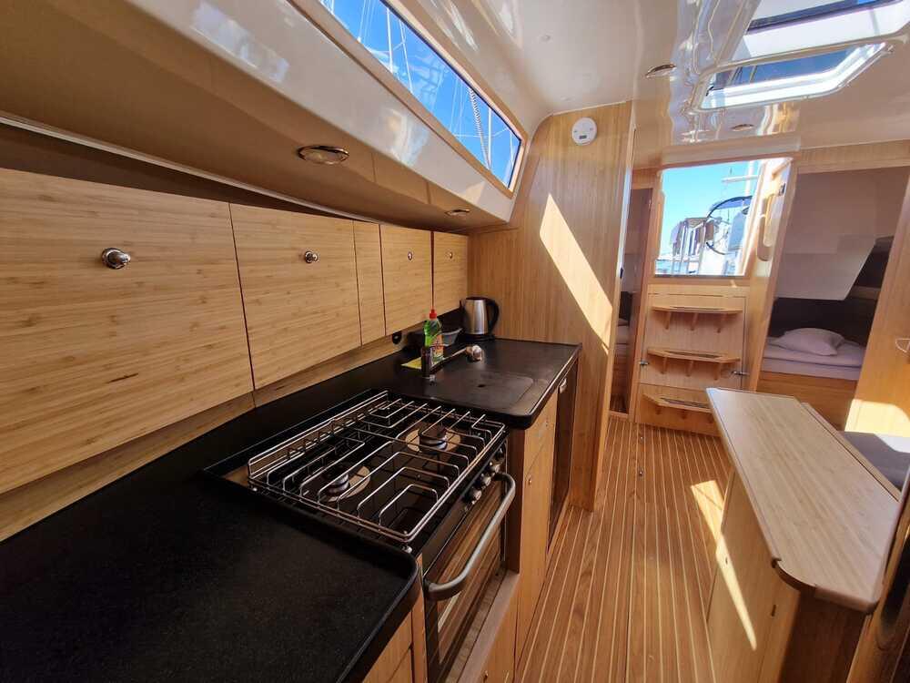 Sailing yacht 