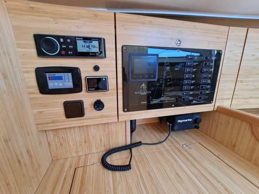 Sailing yacht 