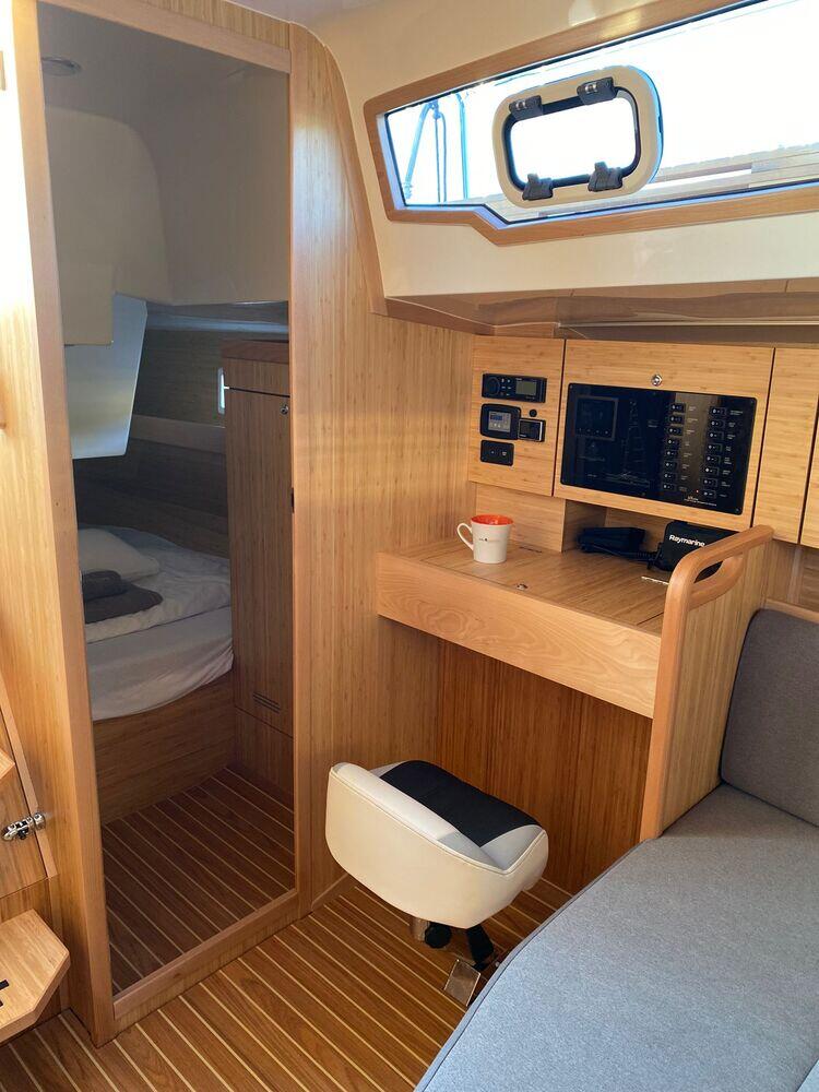 Sailing yacht 