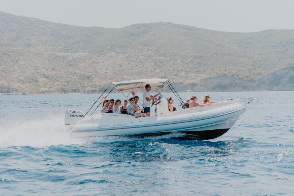 Rubber boat (R.I.B.) 