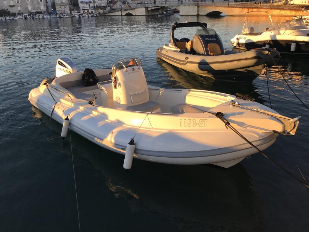 Rubber boat (R.I.B.) 