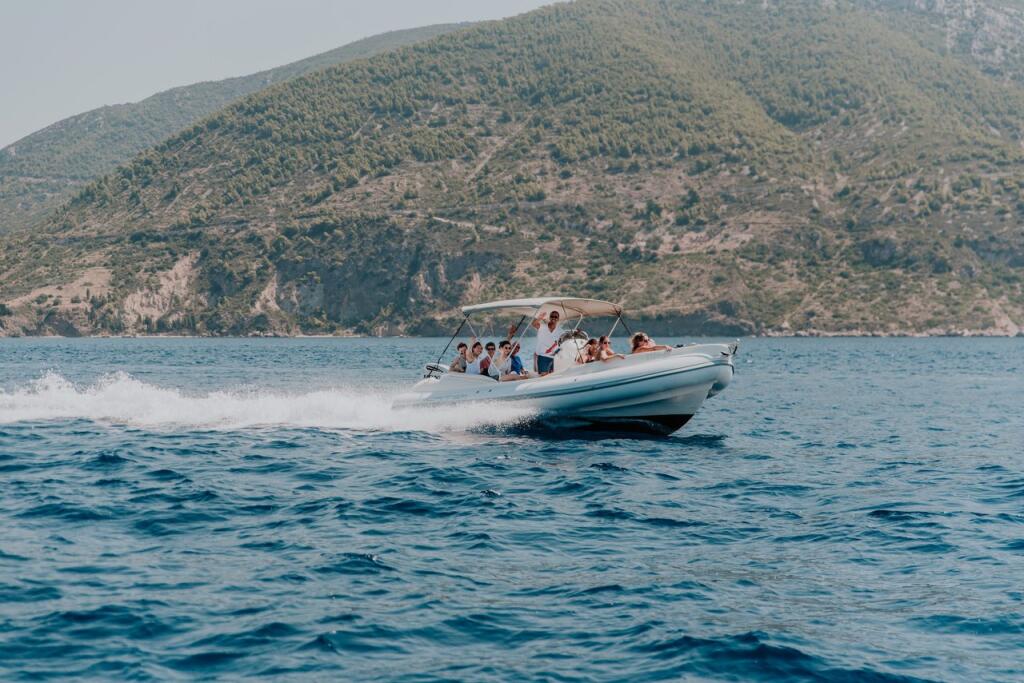 Rubber boat (R.I.B.) 