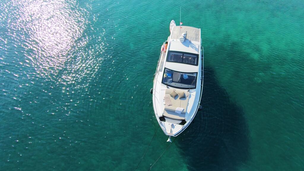 Motor boat 