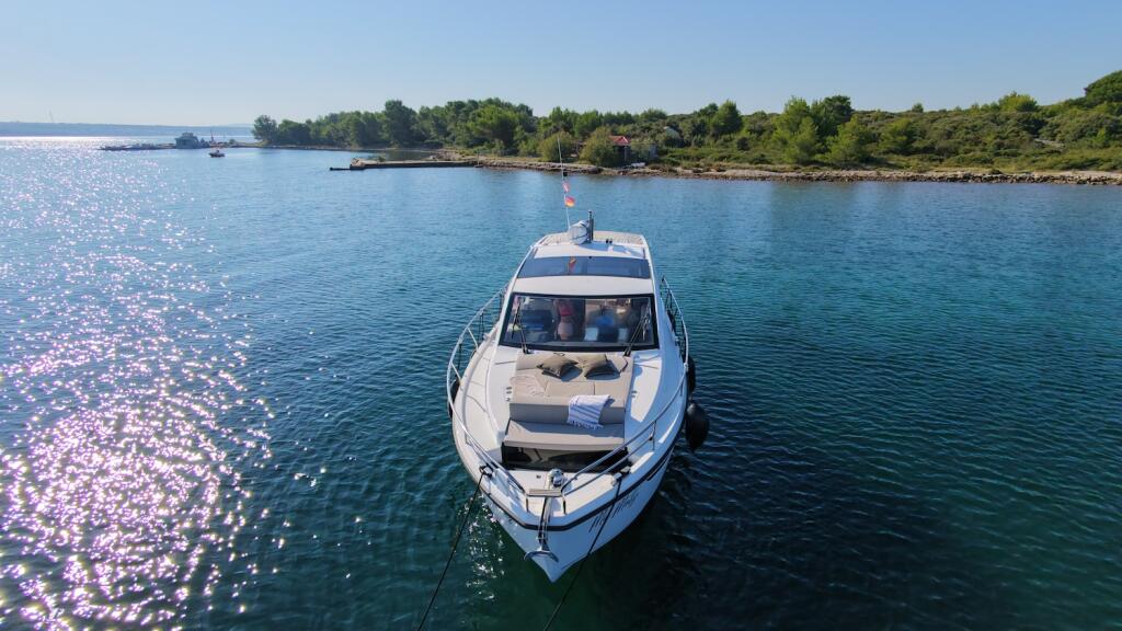 Motor boat 