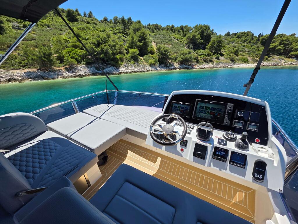 Motor yacht 