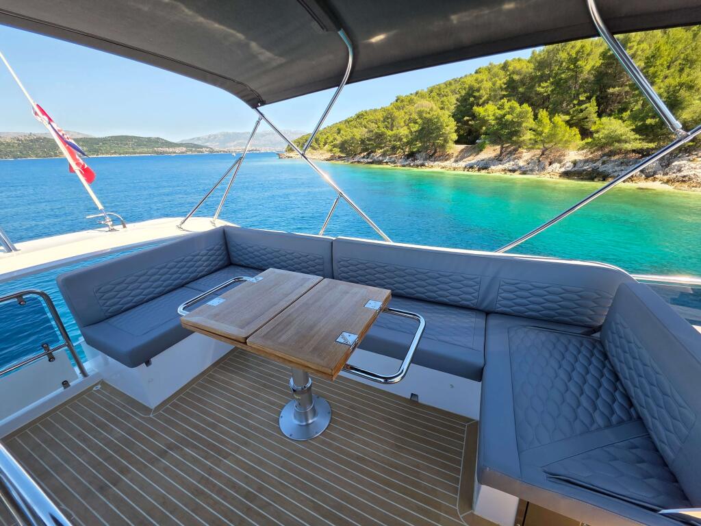 Motor yacht 