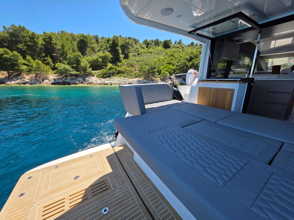 Motor yacht 