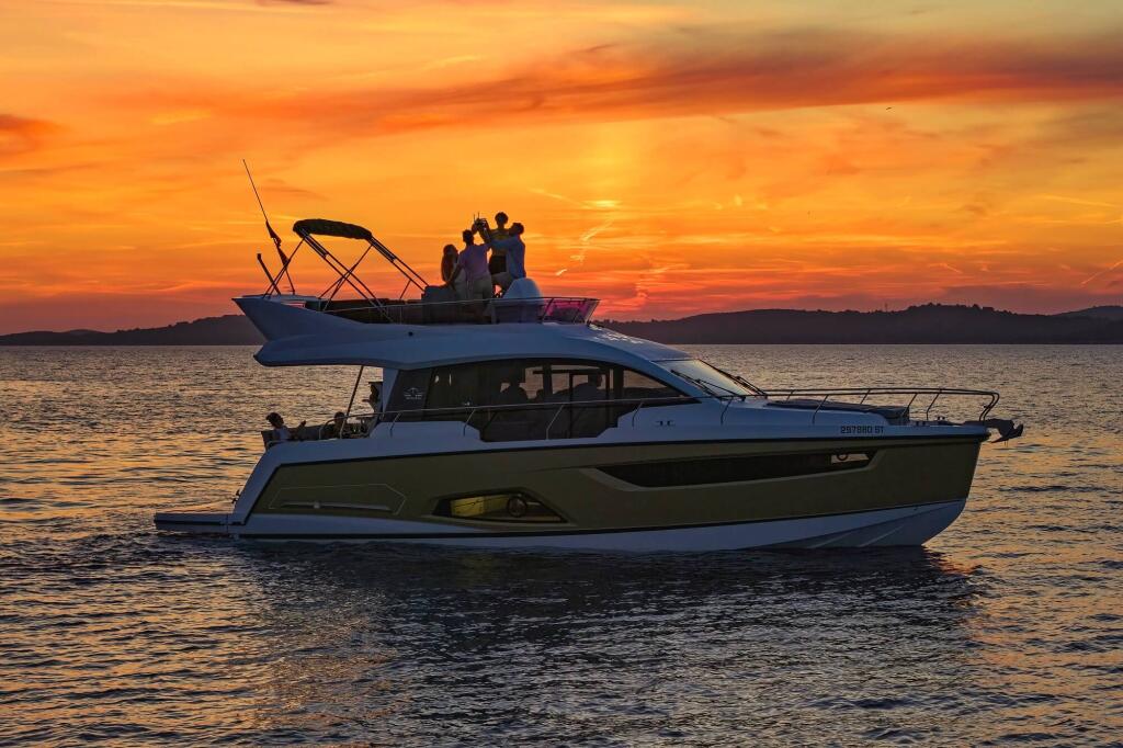 Motor yacht 