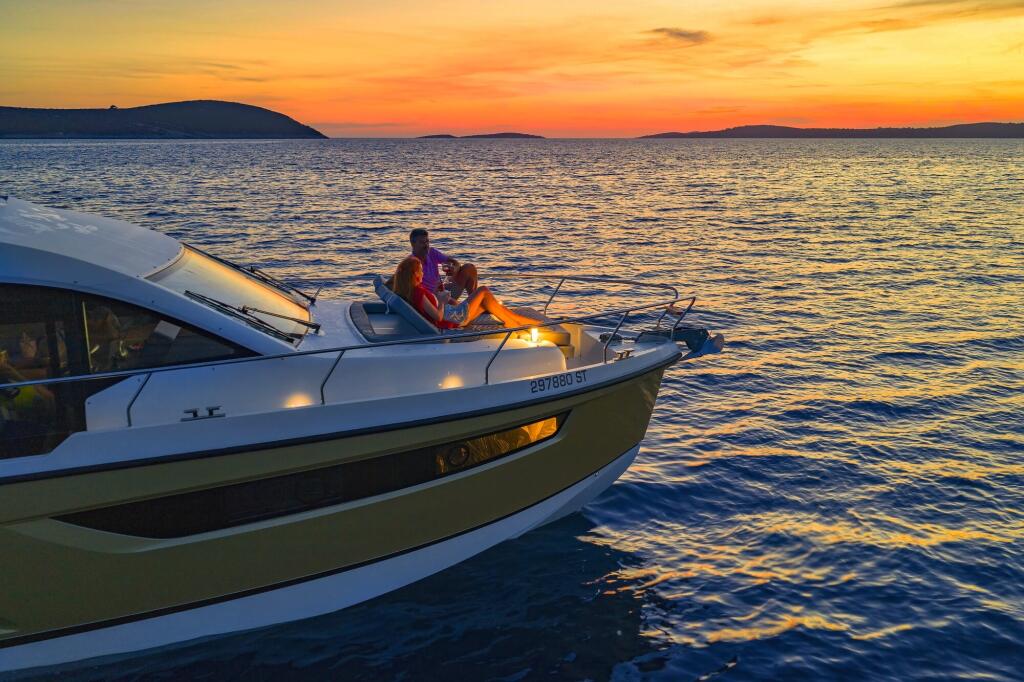 Motor yacht 