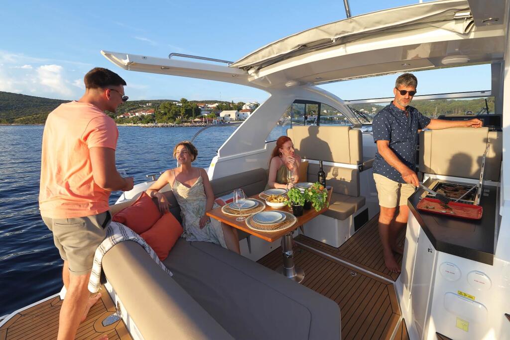 Motor yacht 