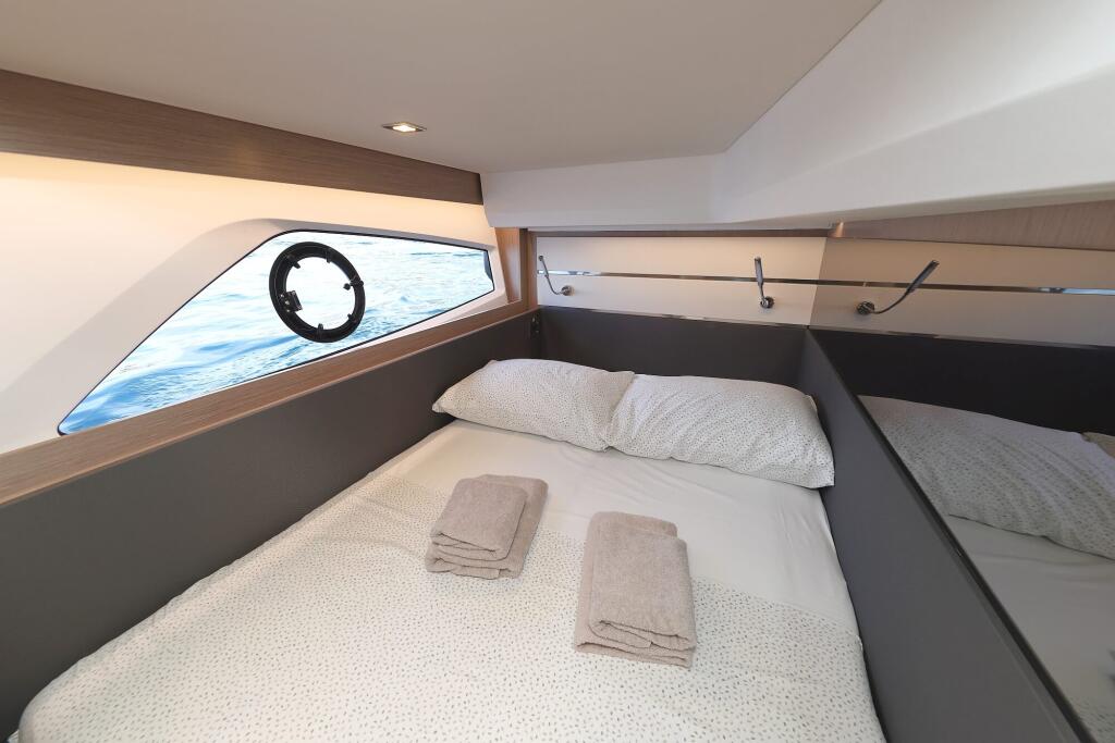 Motor yacht 