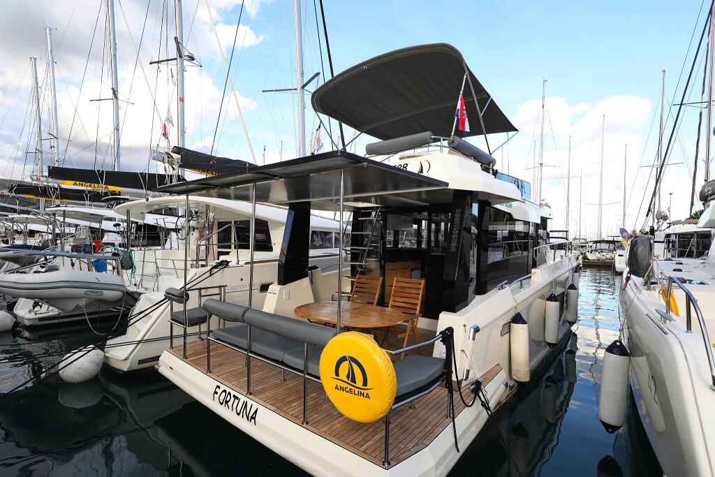 Motor yacht 