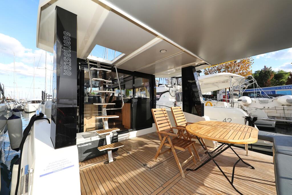 Motor yacht 