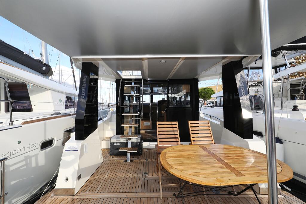 Motor yacht 