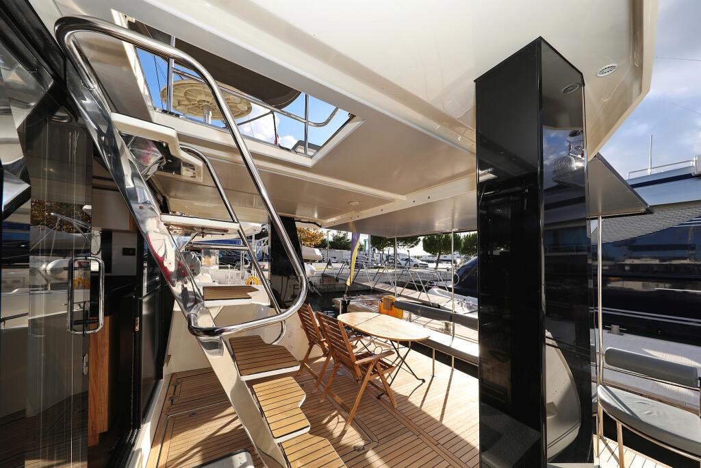 Motor yacht 